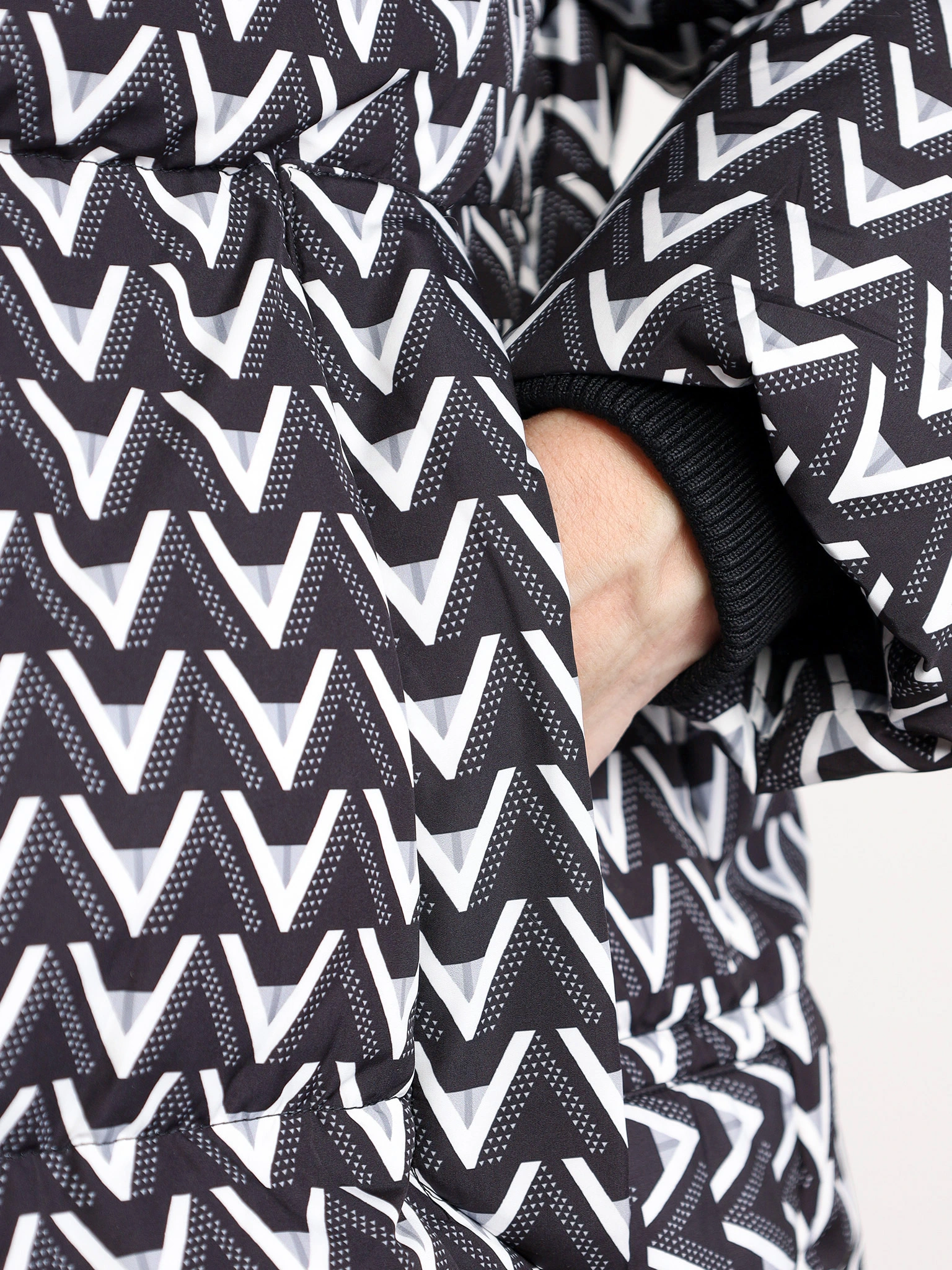 Пуховик с абстрактным принтом черного цвета с капюшоном-манишкой